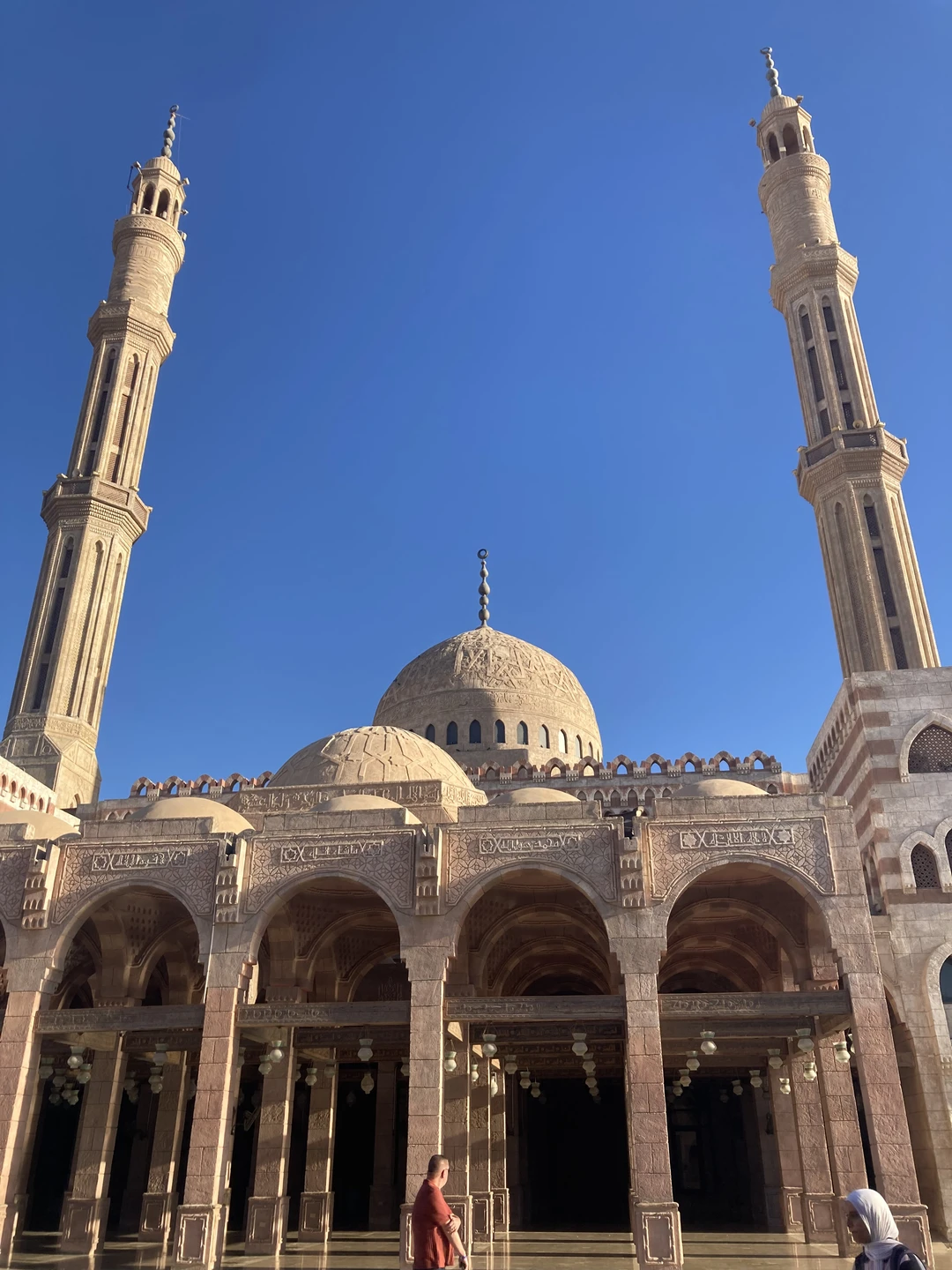 Выбрали экскурсию именно у Валида по рекомендации - и не пожалели! Валид очень интересный рассказчик с