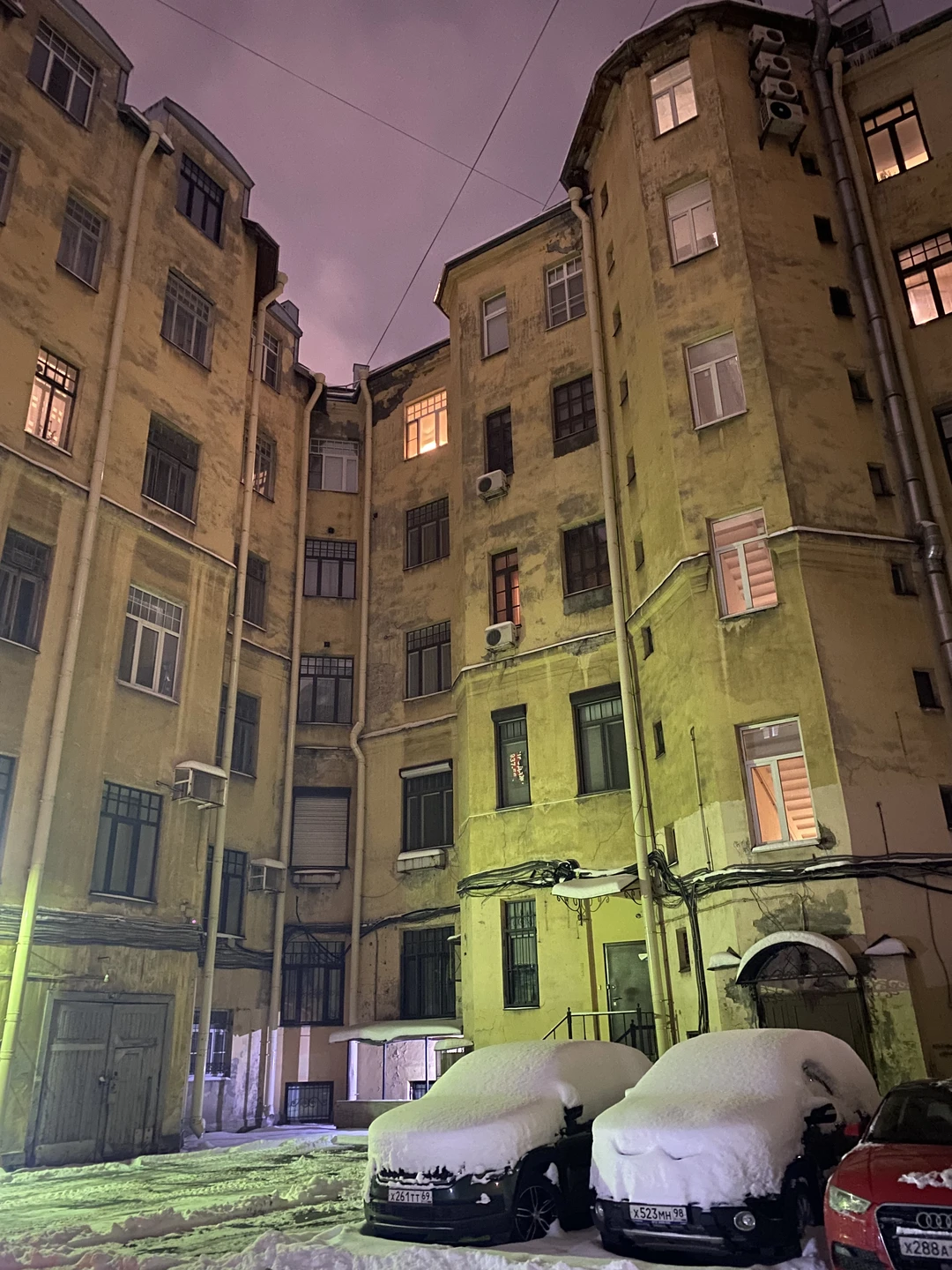 Секреты и лабиринты Петроградской стороны: дворы, парадные, легенды (Екатерина)