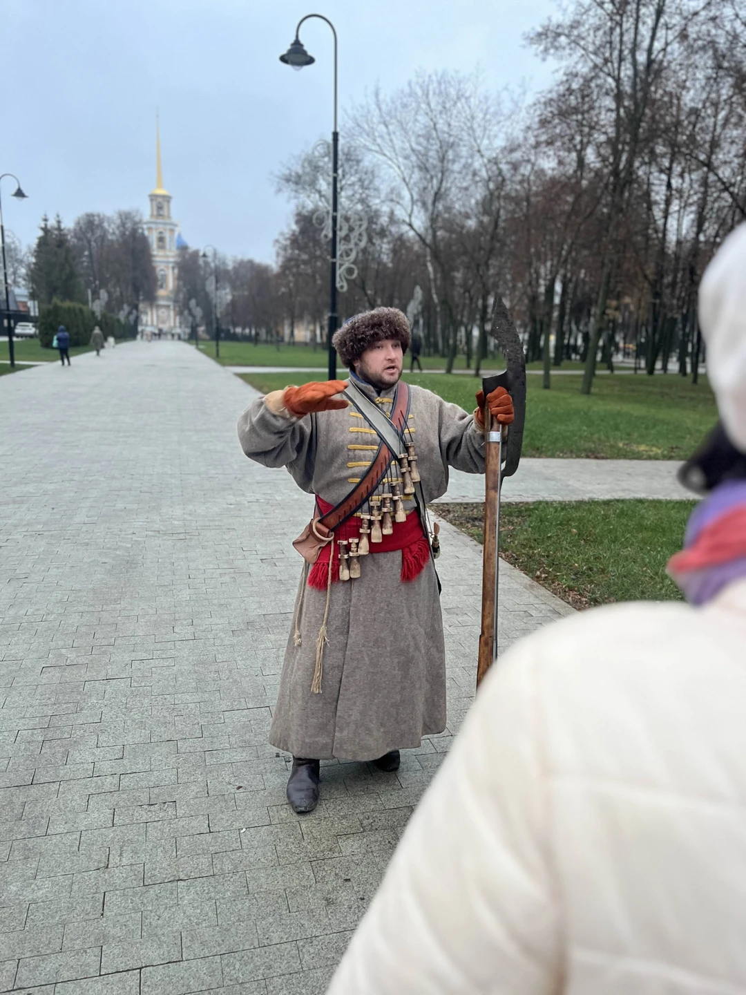 Наш гид Степан просто невероятный. Очень много рассказал из истории Стрельцов, рязанского края. Просто на время