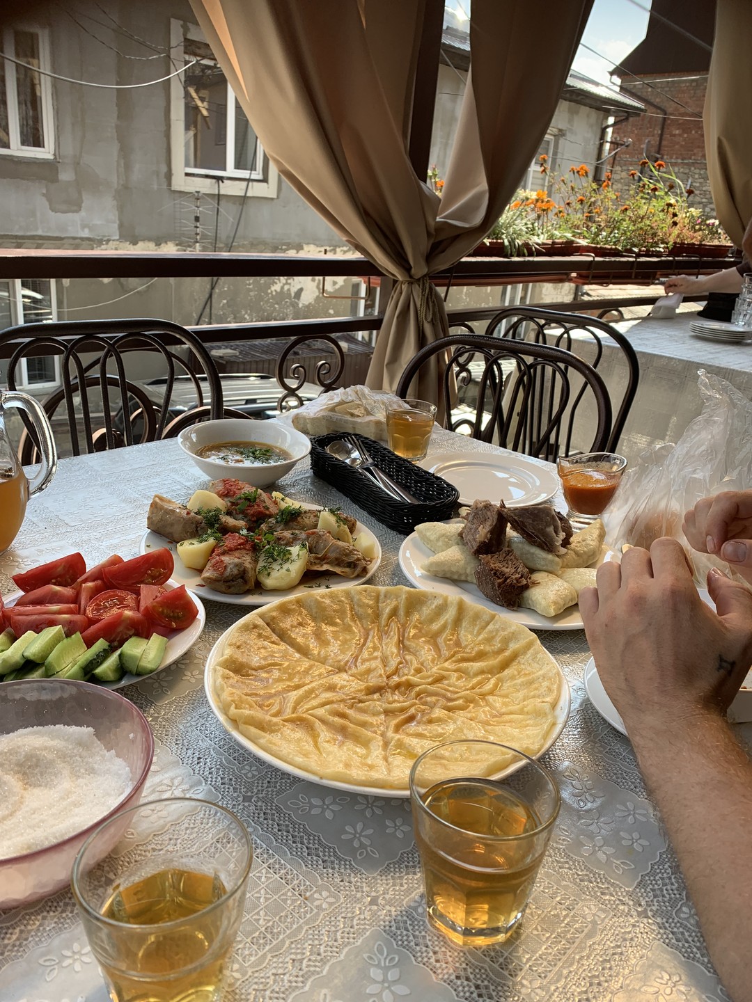 Огонь, самые потрясающие виды. Накормили перед подъемом в Гунибе,подают больше еды, чем нужно 😀ооочень вкусно. Берите