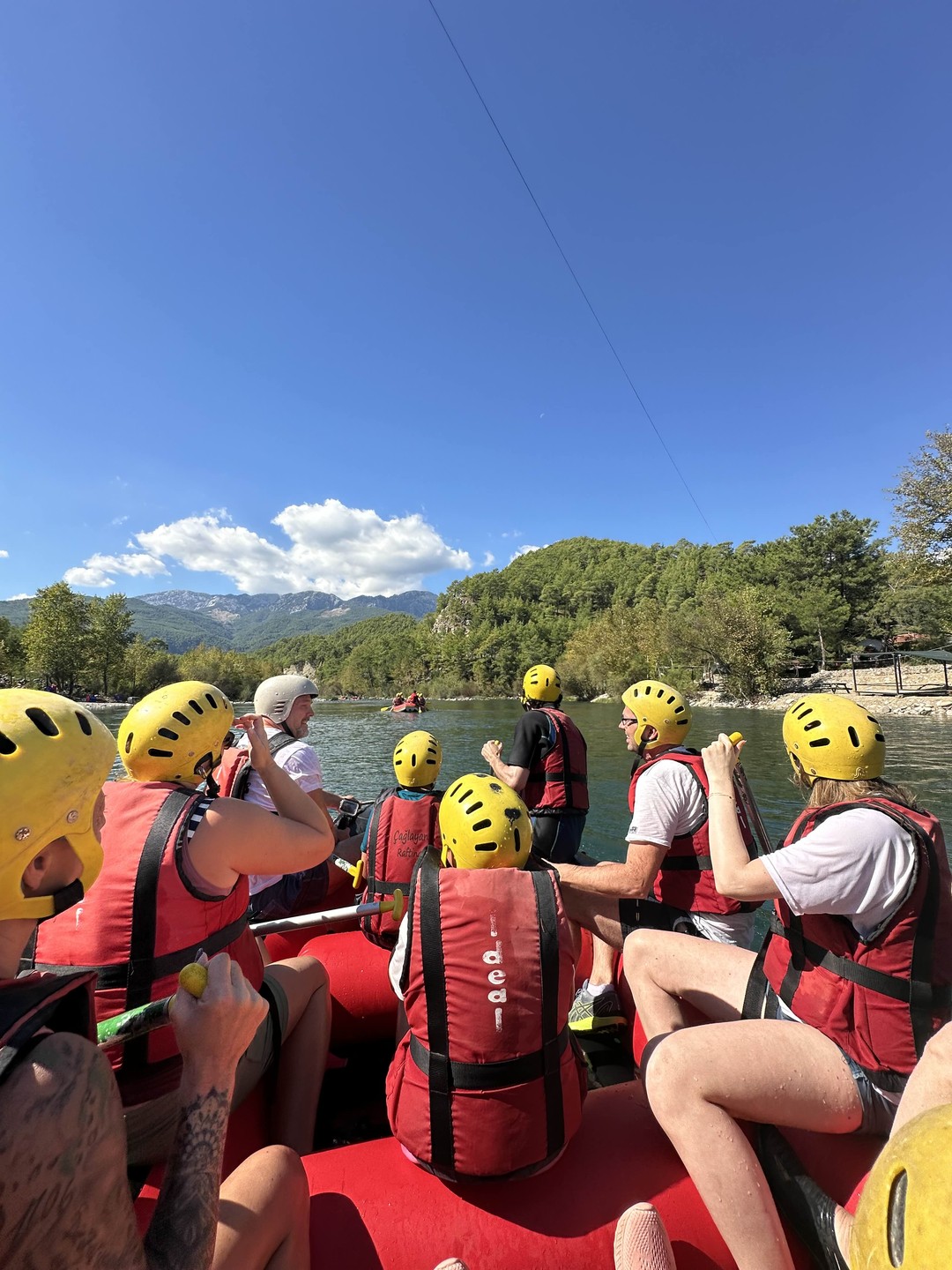 Экскурсия хорошая, сплав по реке спокойный, есть немного порогов, но все безопасно, можно с детьми. Красивые