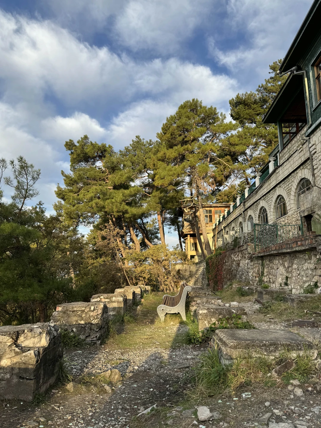 Вчера были на экскурсии с гидом Славиком, все очень понравилось! Интересные рассказы об истории Абхазии, невероятная