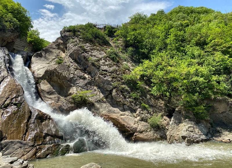 Хучнинский водопад и экраноплан «Лунь»