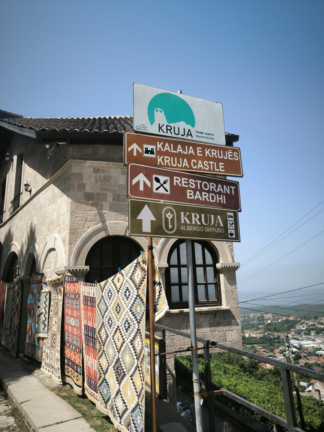 Огромная благодарность Наталии,как замечательному экскурсоводу,интересному собеседнику и просто великолепной,веселой,эрудированный женщине! Исторические места,факты,шикарный базарчик,наивкуснейший ресторан с блюдами