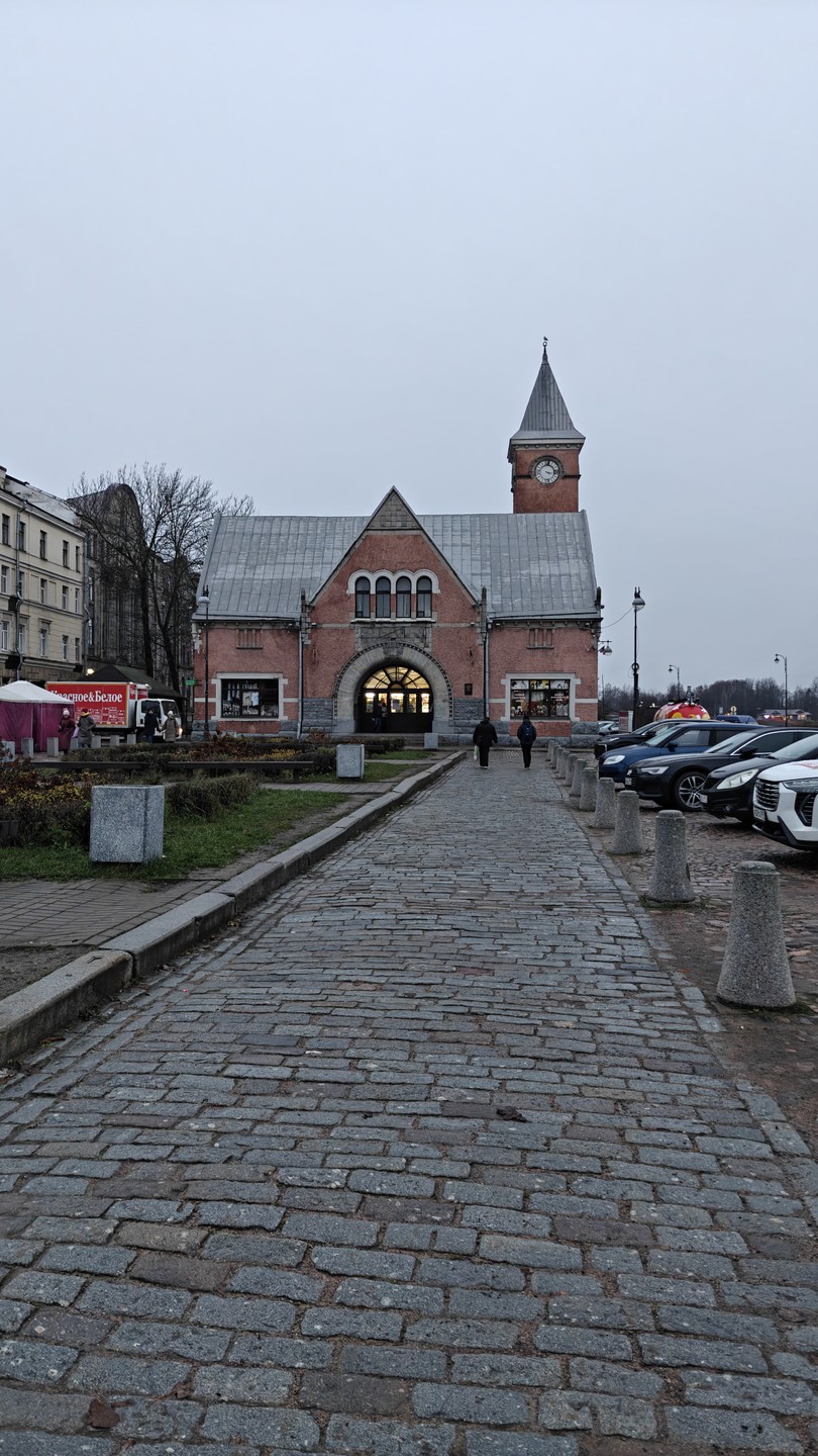 Разочаровал гид Андрей. Довольно поверхностный рассказ об основных достопримечательностях Монрепо, Выборга и Выборгского замка. Хотя уверена
