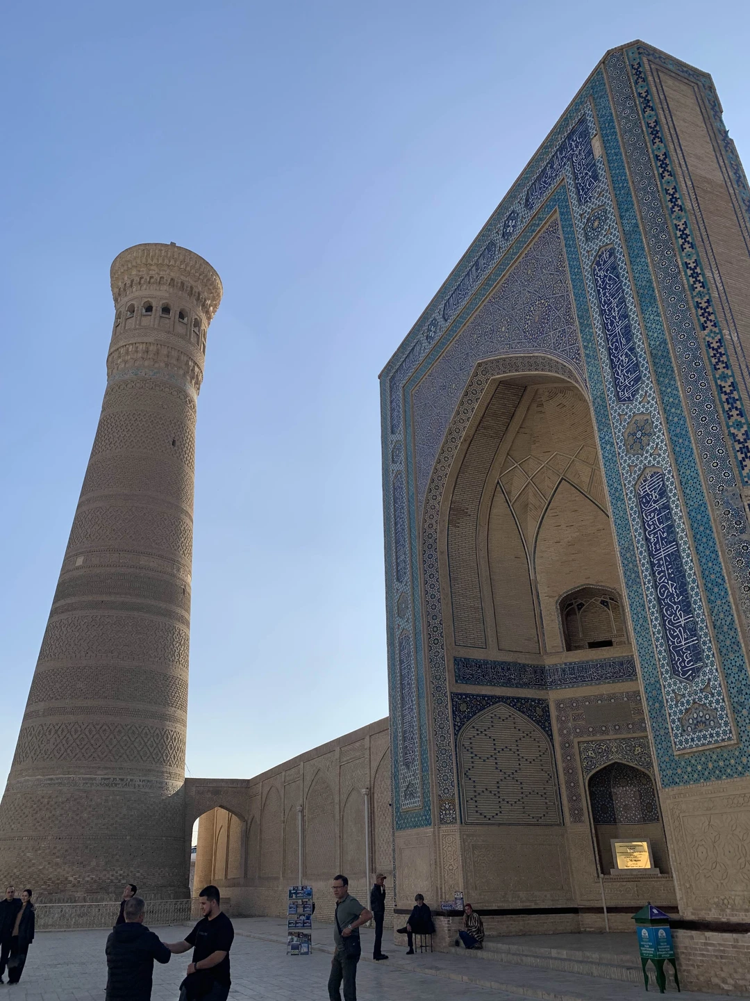 Совершенно чудесно, что мое знакомство с Бухарой началось именно с Ислома! Прекрасный рассказчик и интереснейший собеседник! Влюбилась в Бухару ❤️