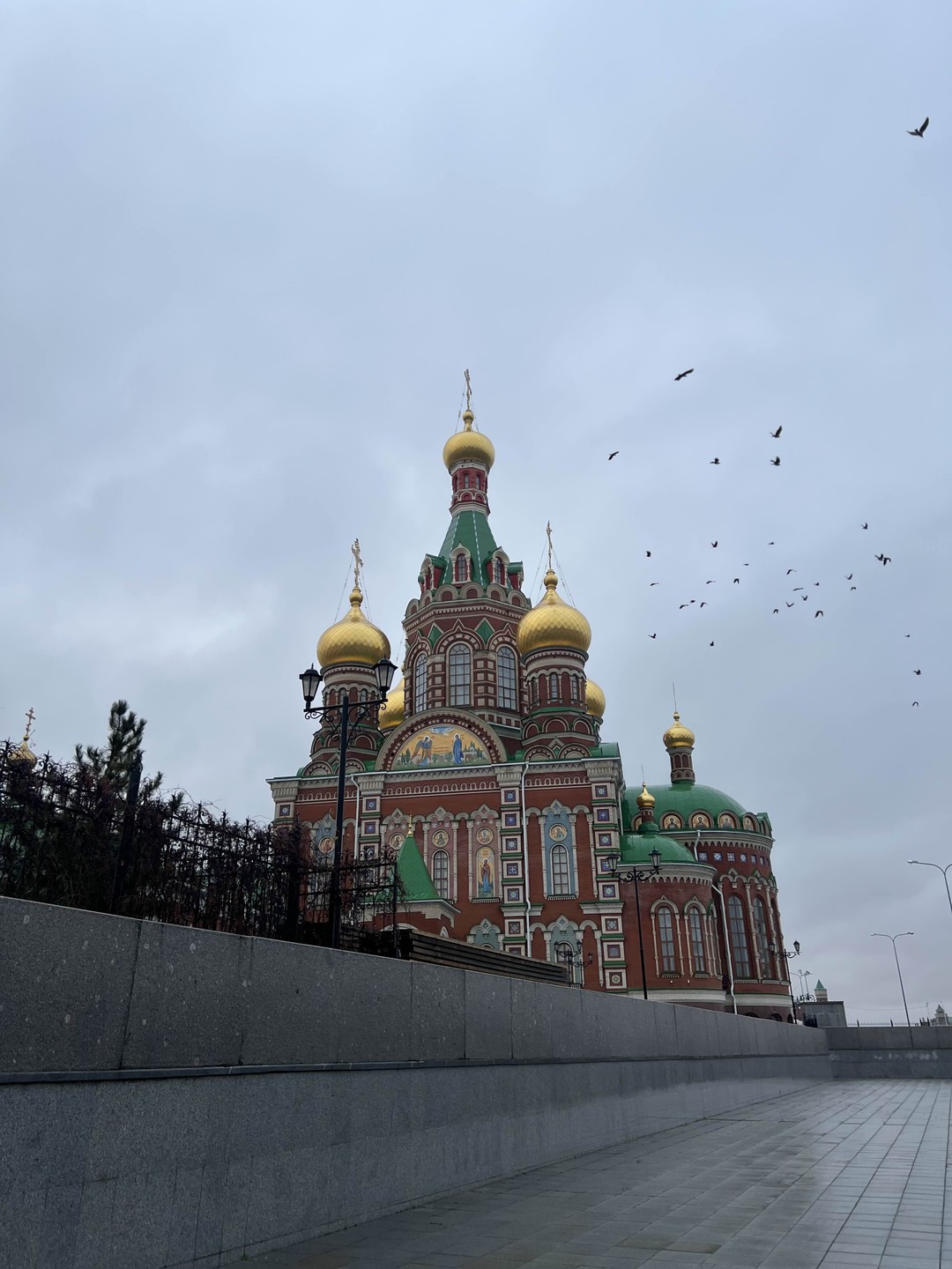 Хочу оставить положительный отзыв об организованной экскурсии по городу и нашему экскурсоводу Валерию. Недавно побывали на