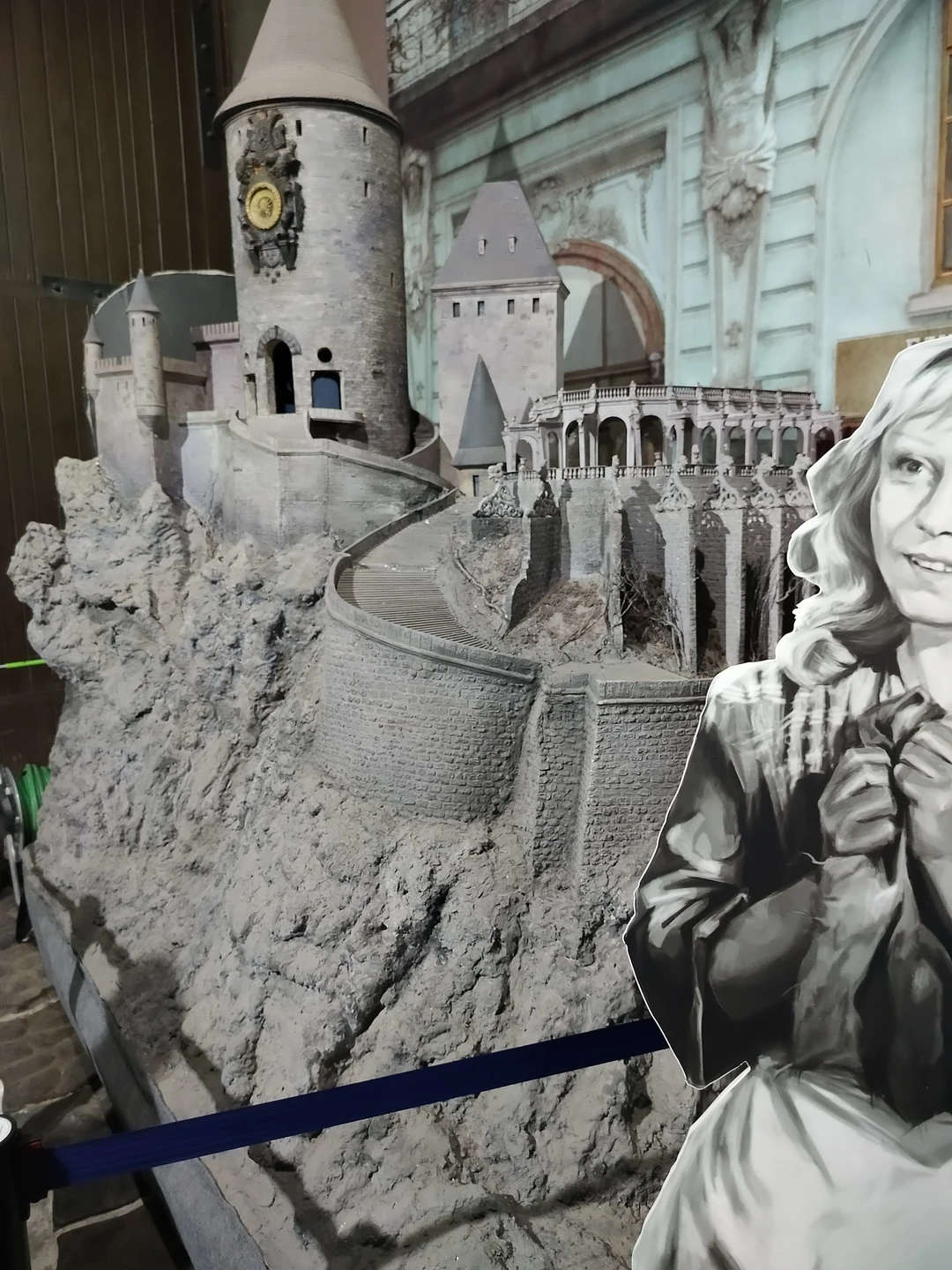 Интересно было побывать на знаменитой киностудии, посмотреть, где снимались наши любимые фильмы! Экскурсовод подробно рассказывал, как