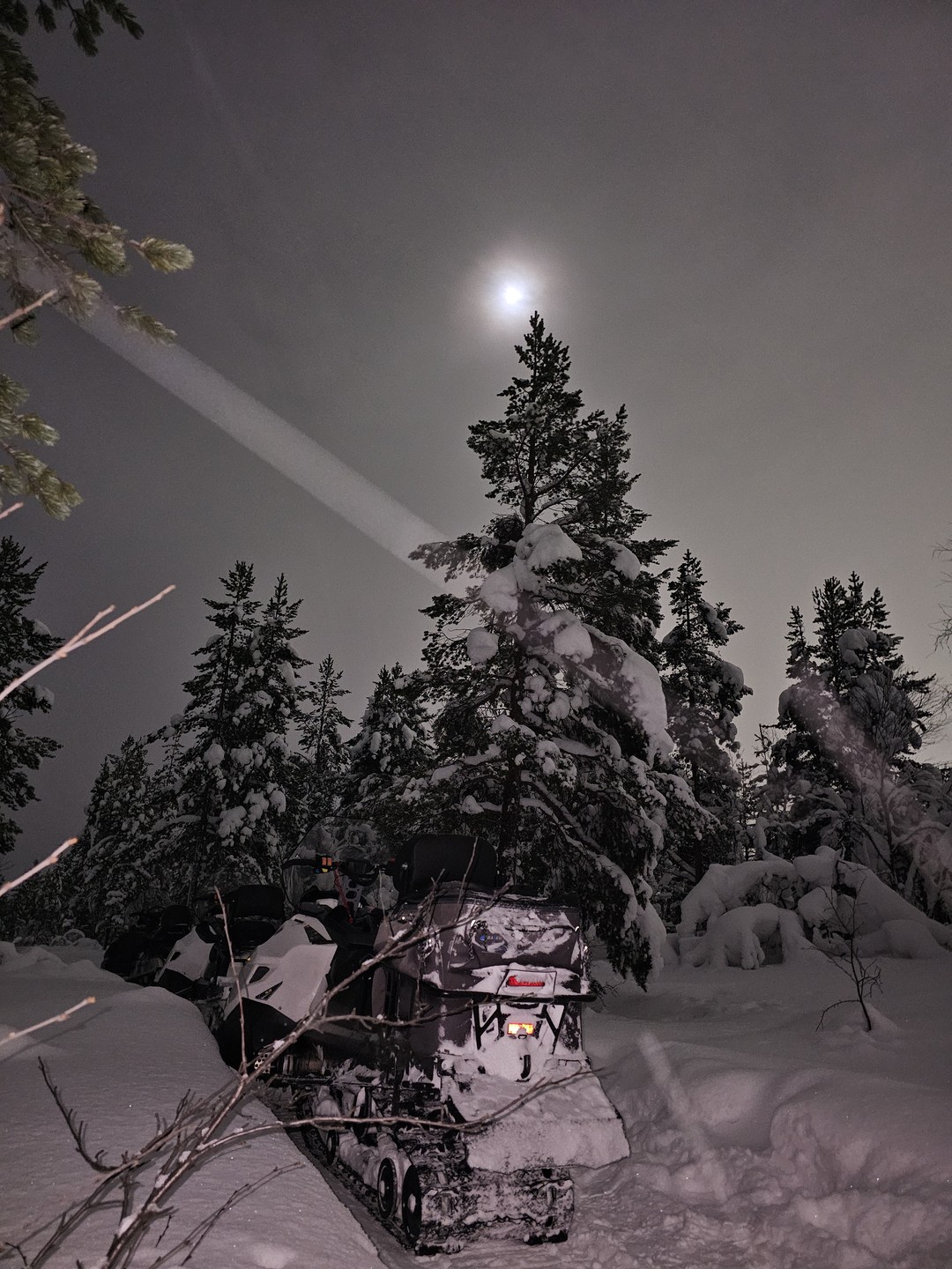 Брали вечернюю экскурсию. Впервые с подругой сели на снегоход. Страшно было капец, но наш гид Михаил