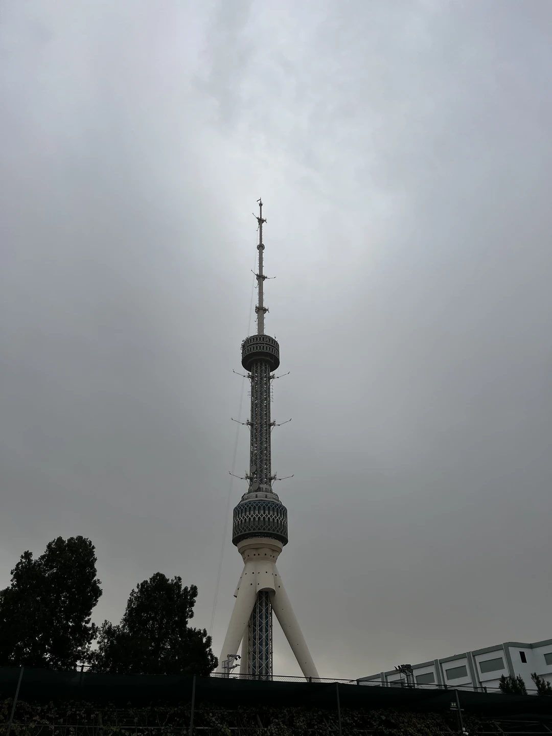 Хант прекрасно провел нам экскурсию по Ташкенту. Показал нам все красивые и интересные места