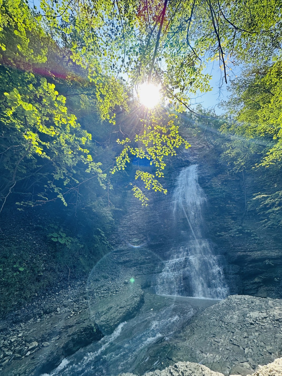 Хамзат - прекрасный гид! Спокойно и интеллигентно доносит информацию. Водит автомобиль без риска, комфортно. Останавливается в