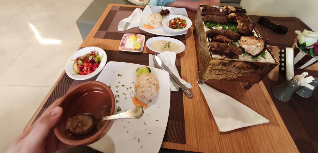 Из отеля забрали в 4 утра. Водитель Ахмед, гид Мухамед