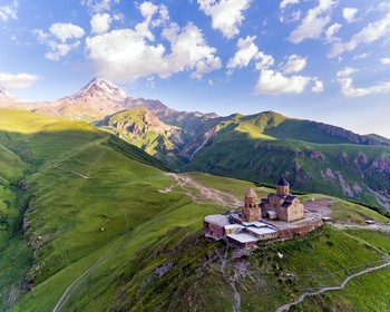 Жинвальское водохранилище, Ананури, арка Дружбы и церковь Святой Троицы