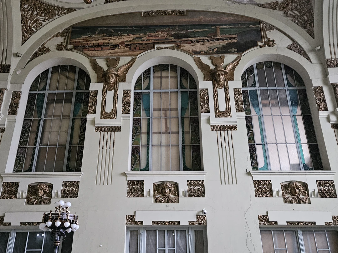 Квест несложный и проходит по очень красивым местам. Я впервые побывала на Витебском вокзале – он