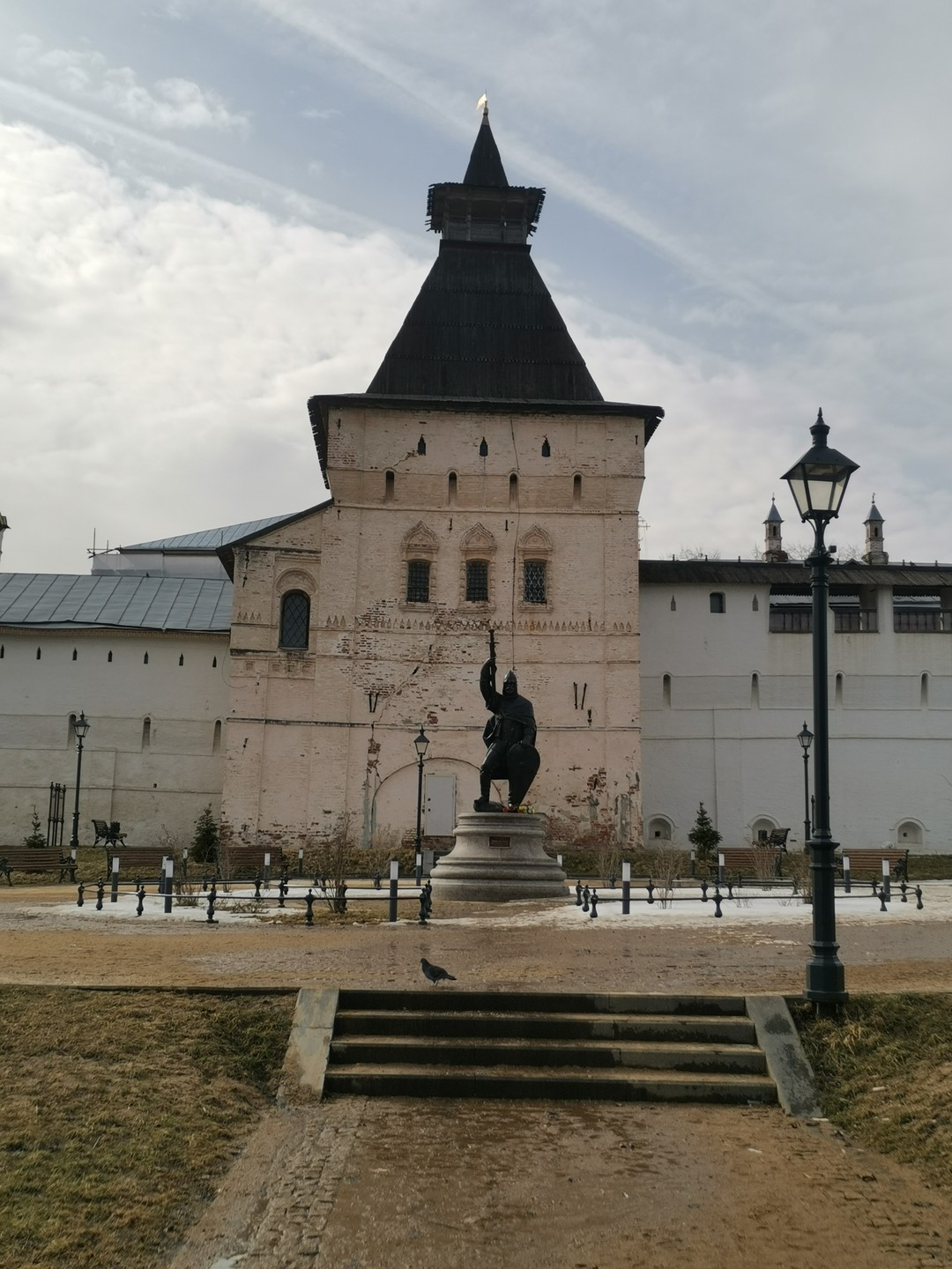 Станислав прекрасно владеет информацией. Экскурсия прошла увлекательно, подача материала живая и интересная! Так что могу смело