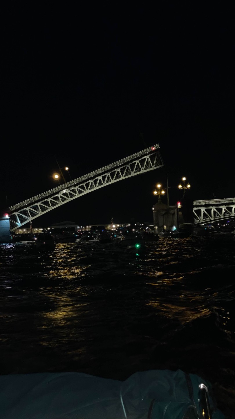 Все было прекрасно, дети спали😂, взрослые кайфовали. Посмотрели разведение 2-х мостов, прослушали обзорную экскурсию по каналам