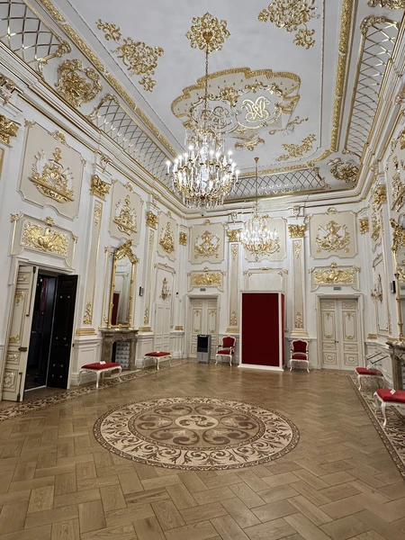 Нас сопровождал Андрей, очень приятный, общительный и пунктуальный мужчина. Приехал вовремя, машина чистая, есть вода для