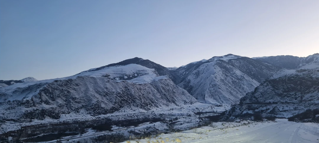 Поездка на Эльбрус зимой — это особое переживание, совсем не похожее на летние путешествия. Здесь всё