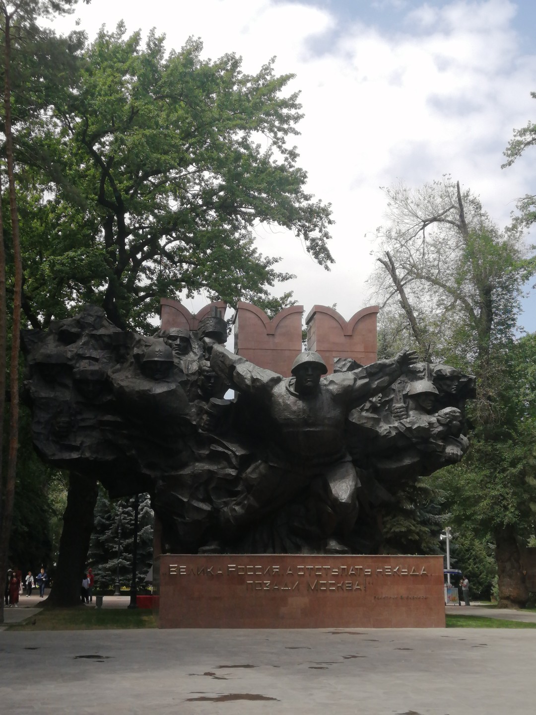 Алексей интересно рассказывает про родной город. маршрут составлен грамотно - сверху вниз. окончание экскурсии около зелёного
