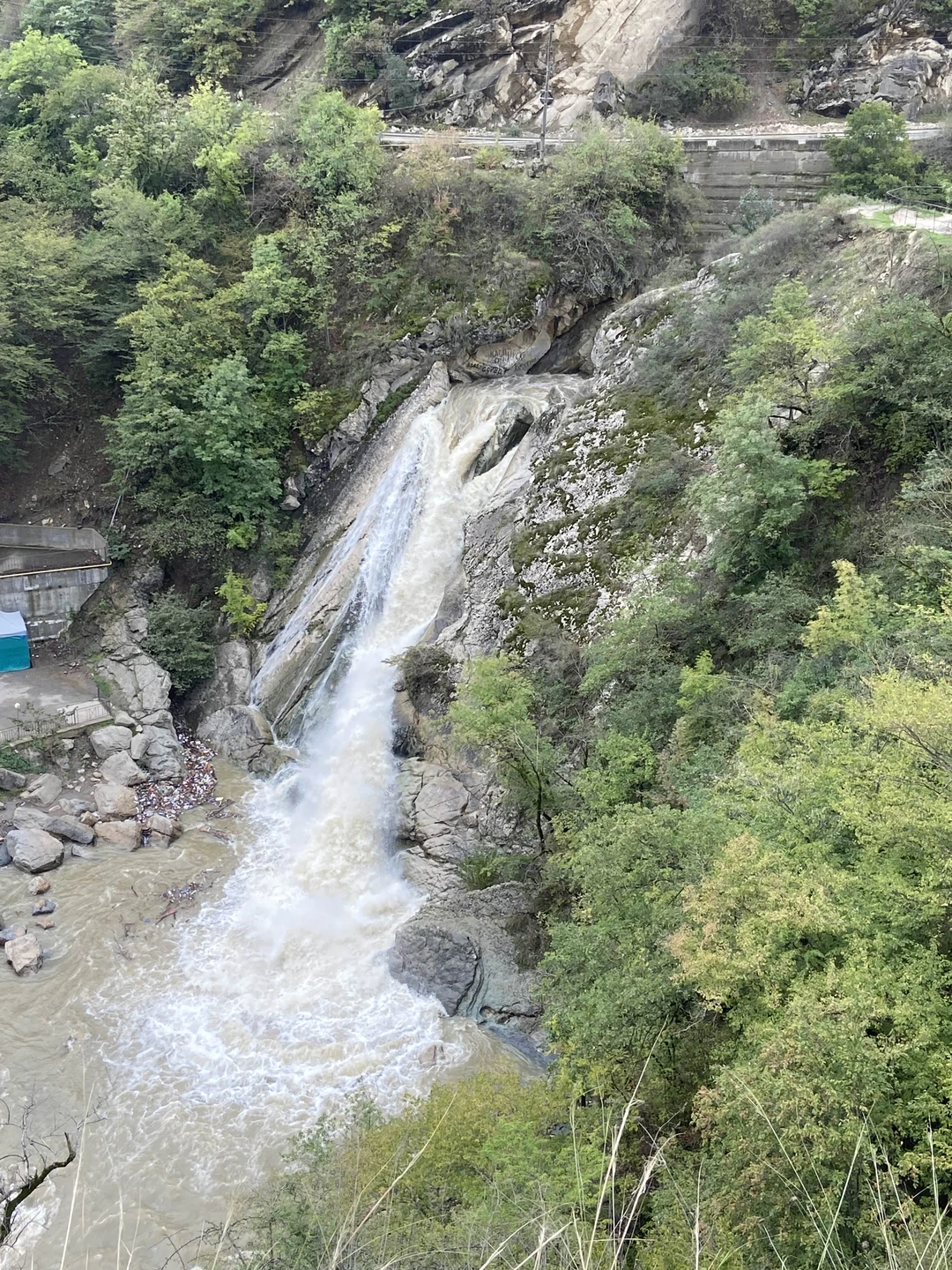 В связи с погодой у нас была замена маршрута. Мы уже были в Дагестане и видели