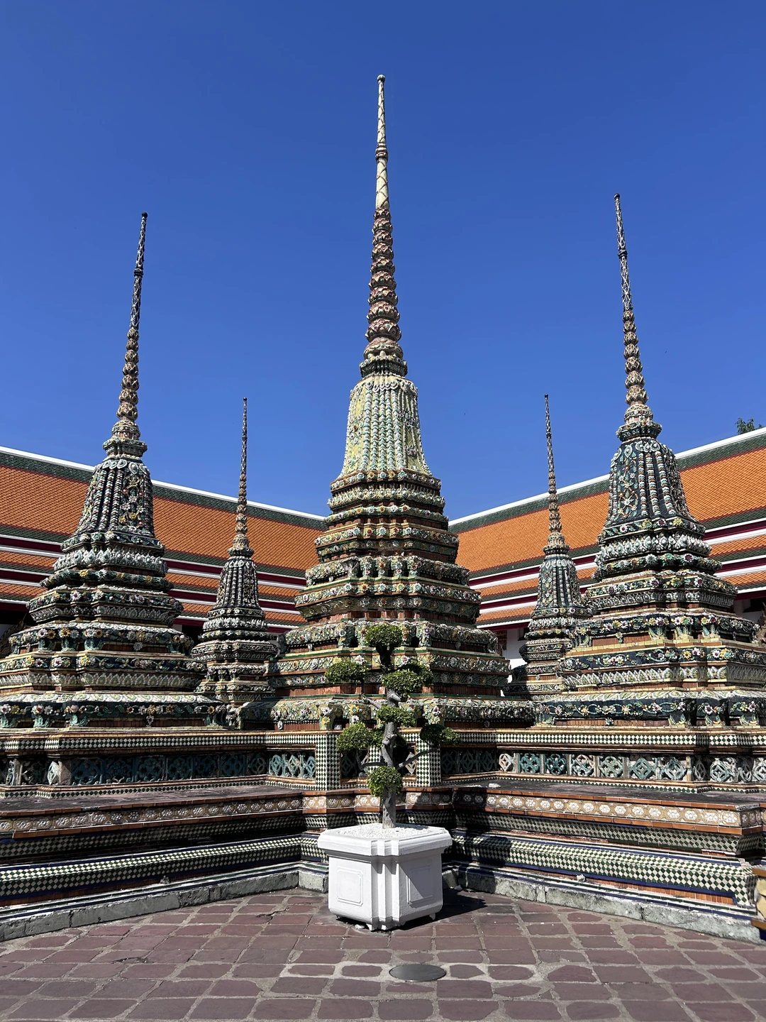 Спасибо большое Раттанапхону за очень интересную экскурсию по храмам и Королевскому дворцу Бангкока!