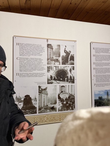 Мы были на экскурсии с дочкой 8 лет. Формат экскурсии с наушниками очень комфортный и интересный