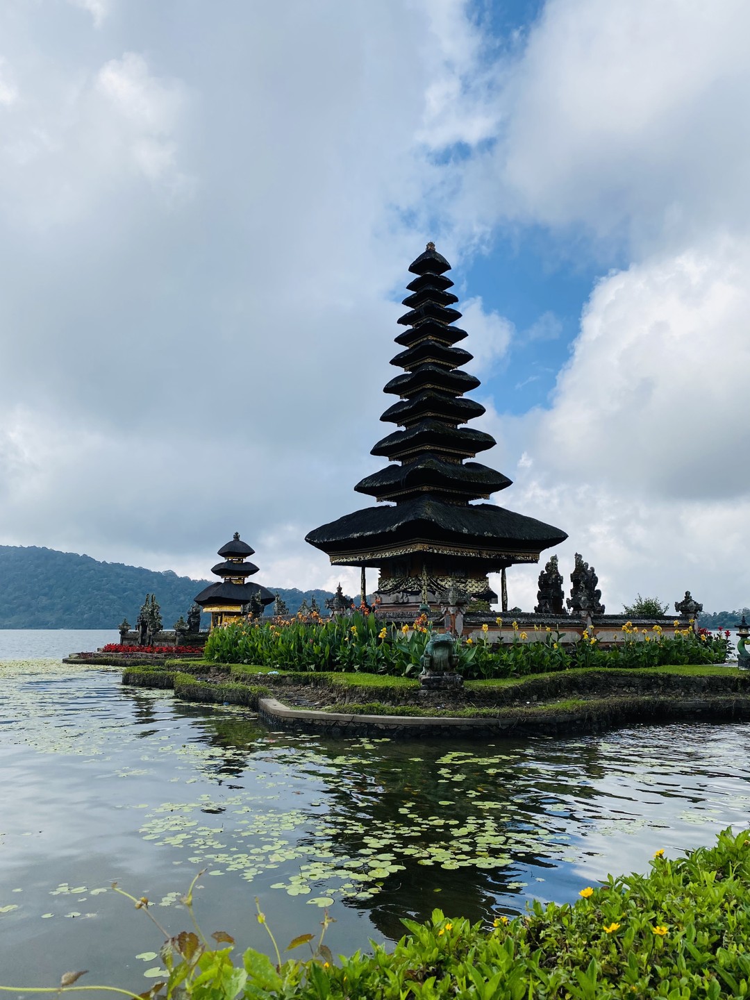 Смогли одолеть только половину экскурсии, потому что не взяли таблетки от укачивания (хотя организаторы предупреждали). Посетили