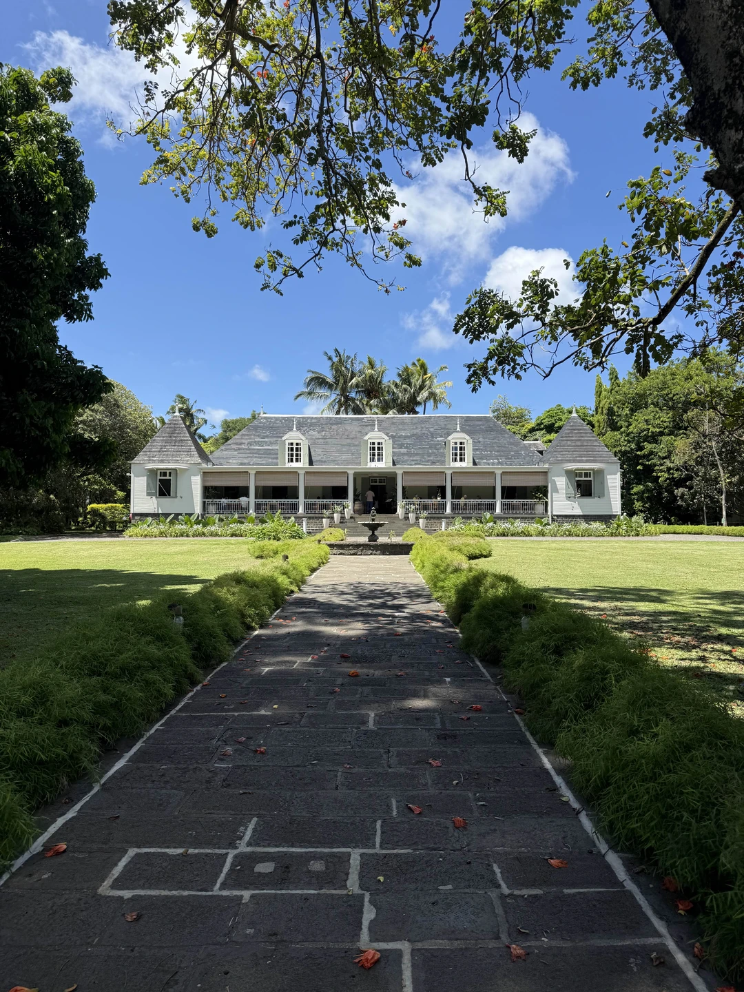 Ольга провела нам увлекательную экскурсию! Чувствуется, что она влюблена в остров и хочет передать частичку своих