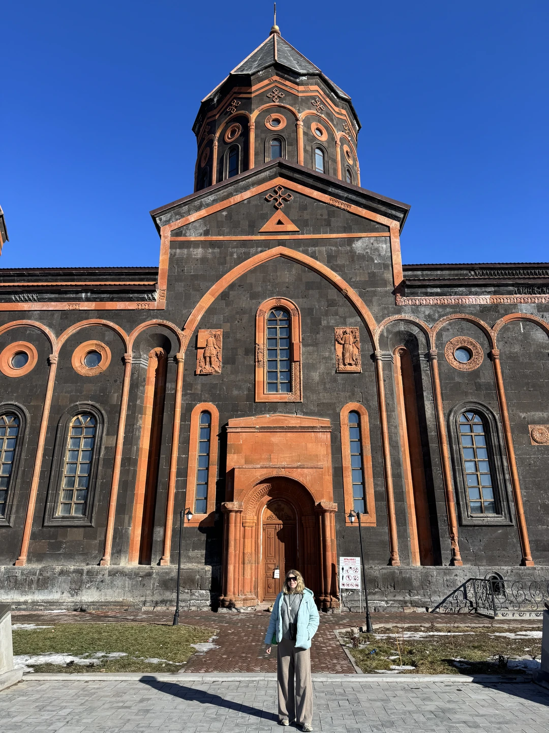 Отличная экскурсия, обалденные фотографии, всем рекомендую! Гюмри — интересный, аутентичный город. Ваэ- харизматичный, знающий гид, с