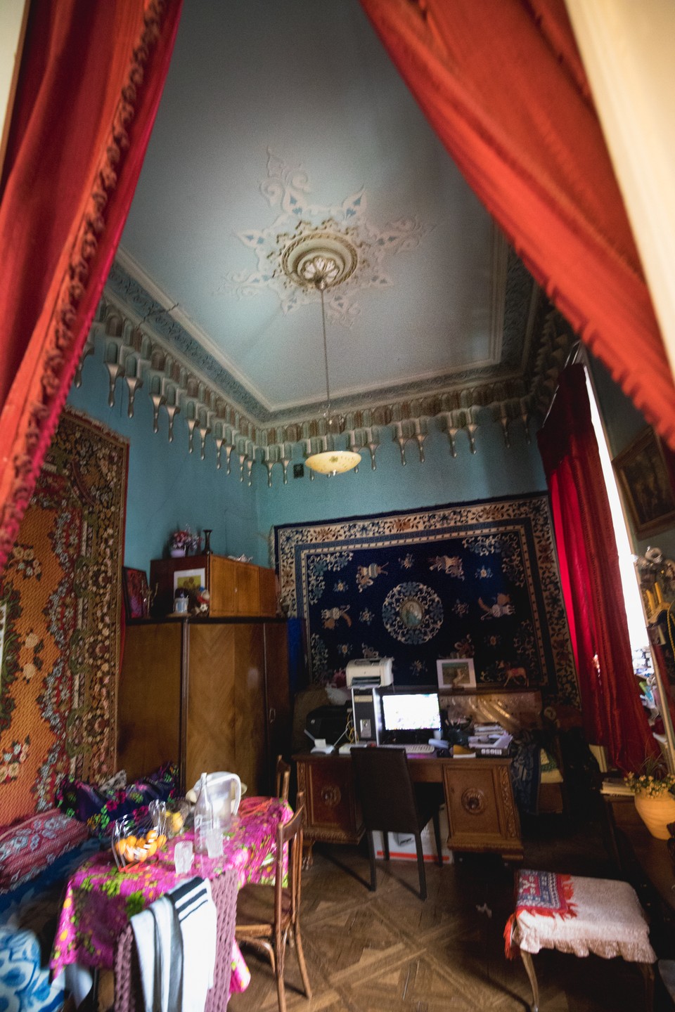 Экскурсия оказалась невероятно увлекательным и запоминающимся. Сразу же погружаешься в атмосферу старого Тбилиси, где каждый дом,