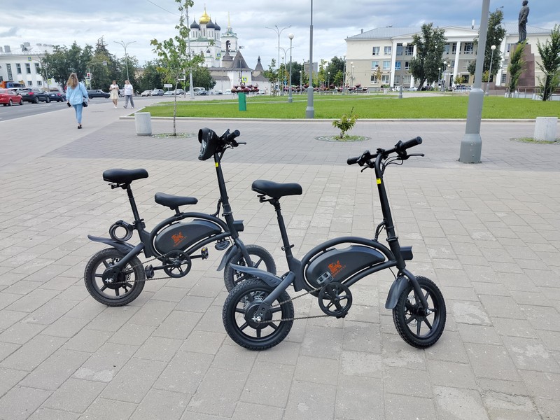 По Пскову - на электровелосипедах и автомобиле