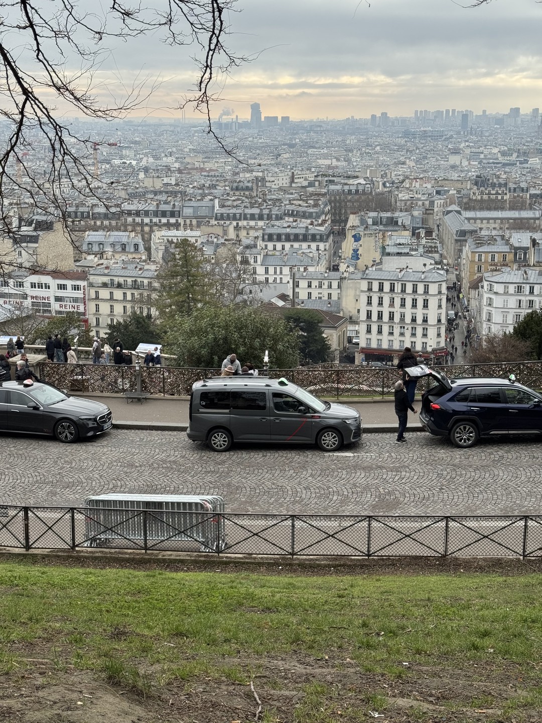 Александр влюблен в Париж, давно живет в Париже. Очень хорошо знает историю. Очень понятно рассказывает, не