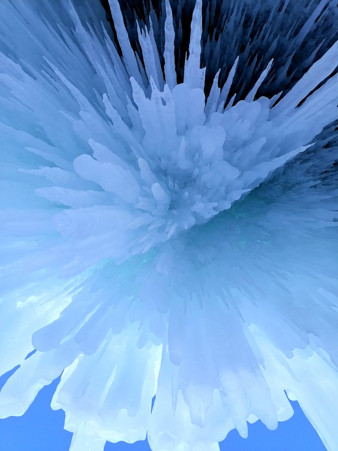 Экскурсия очень понравилась. Гид Сергей общительный и приятный человек, накормил вкусной ухой. На Байкал вернусь ещё 🙂