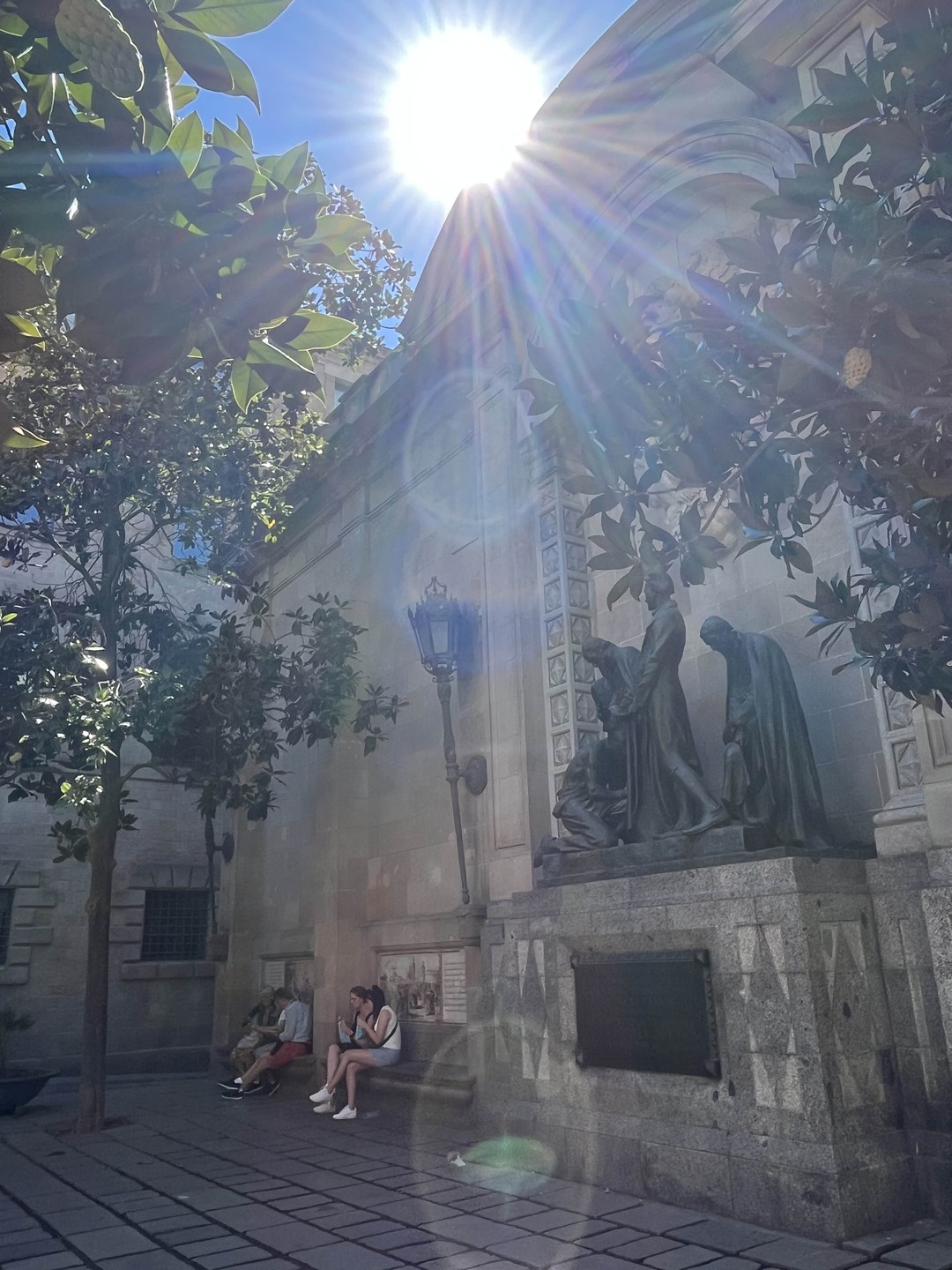 Большое спасибо Владиславу за экскурсию! Рассказал много интересных фактов о Барселоне, показал много красивых мест в