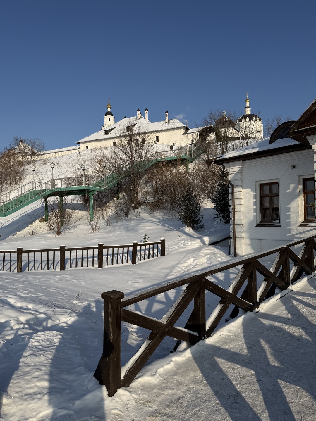 Однозначно твердая пятерка! Экскурсовод Марина, замечательная женщина, улыбчивая, все подробно рассказывала, на каждый вопрос отвечала! Не