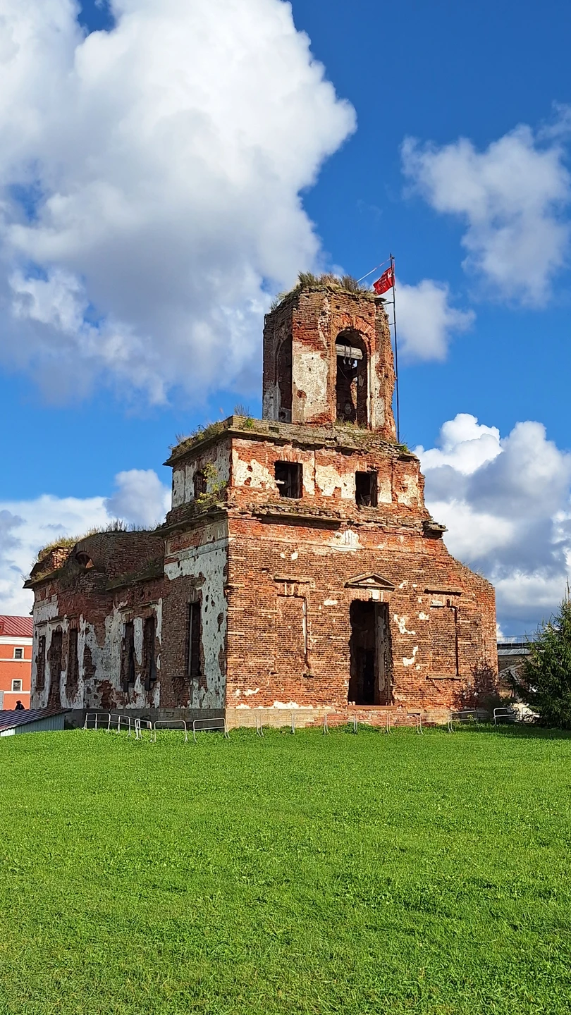 Несмотря на то, что автобус большой все прошло чётко. Посетили мужской монастырь, в женский даже не