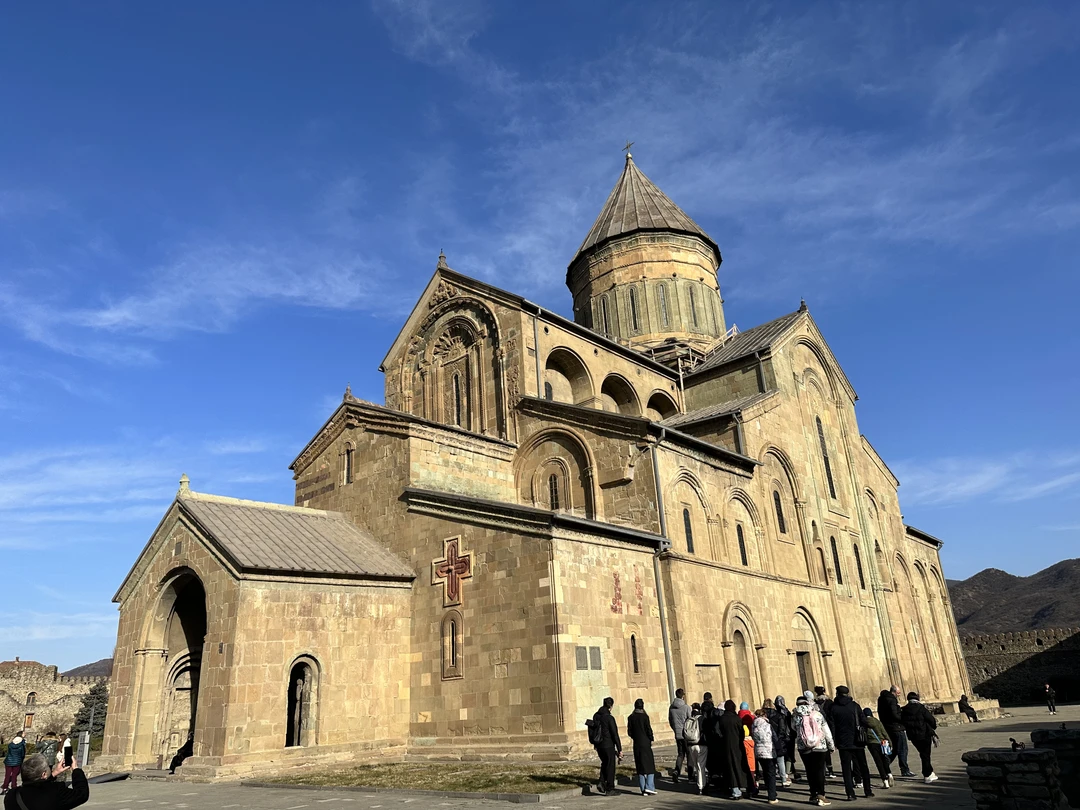 Георгий замечательный верующий человек, с детства живет в Мцхете, очень эрудирован, знает абсолютно все об этих
