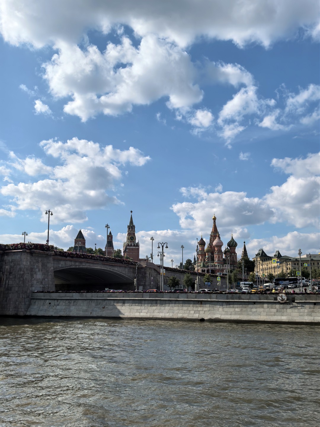 Замечательный комфортный теплоход. Все было прекрасно слышно, если только чуть хуже на открытой палубе из-за ветра. Нам с сыном очень понравилось
