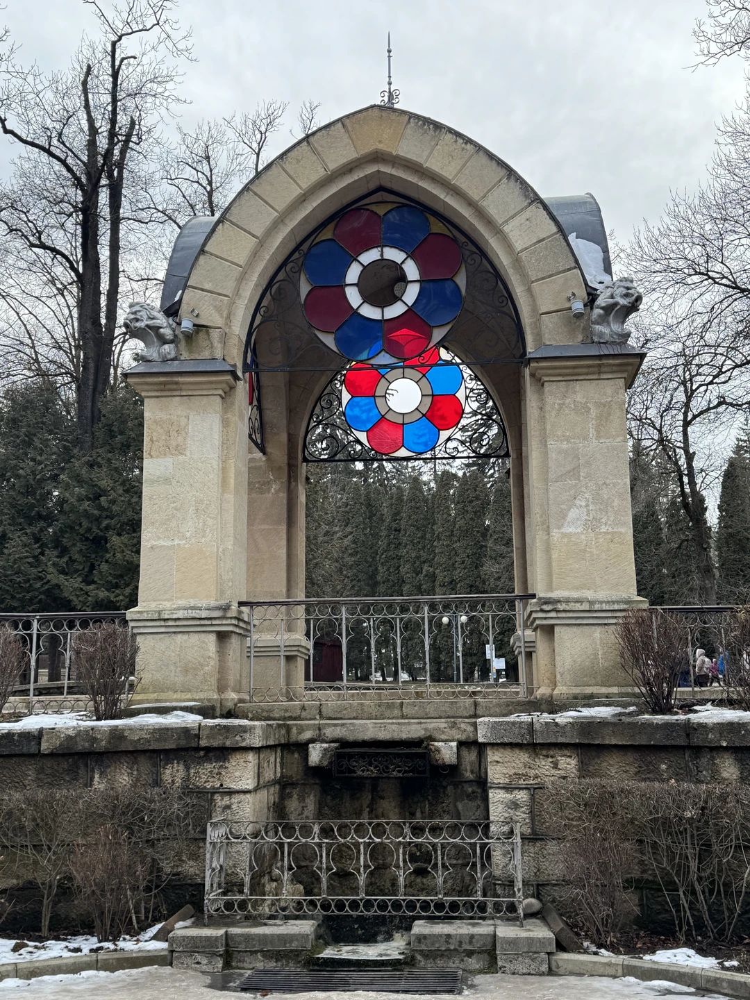 Экскурсовод Нина Юрьевна провела нам индивидуальный рассказ (так получилось) обо всех основных достопримечательностях Кисловодска на высшем