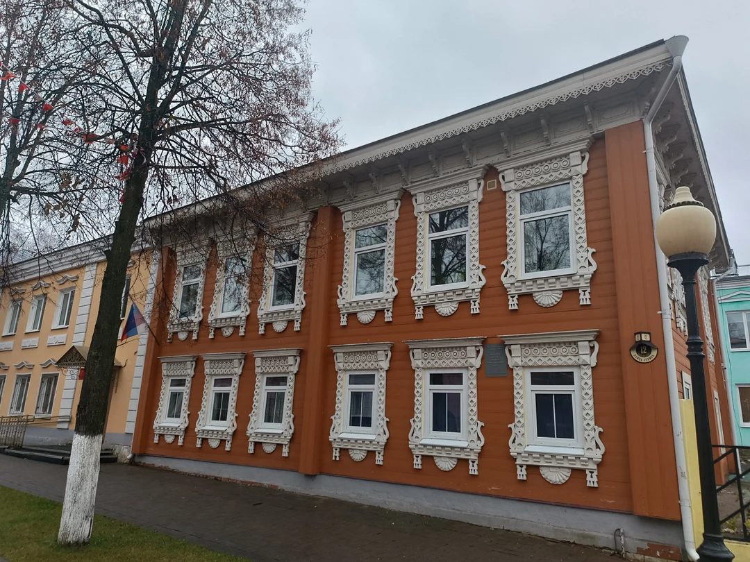 Гид глубоко разбирается в теме и доступно подаёт информацию. Более того, гид всячески помогает восстановить историческое