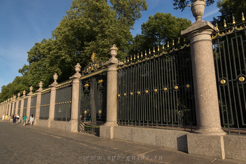 Виды Романовы без трона: групповая прогулка по Дворцовой набережной