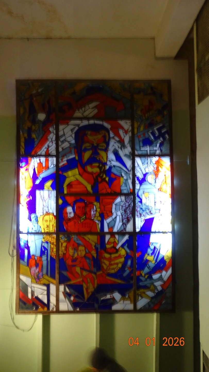 Экскурсия, то что называется «мастси». Не только посещение «Бункера Сталина», но и подробная экскурсия по местам