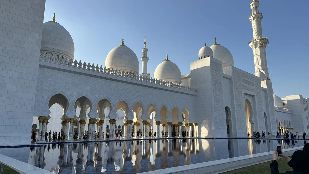 Брали на 3-х человек данную экскурсию. Экскурсию проводил гид=водитель Фируз на новом автомобиле Киа Карнивал. Забрал