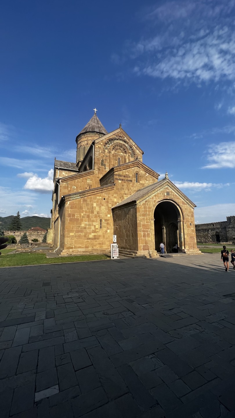 Очень понравилась экскурсия в Мцхету с гидом Леваном. Храмы энергетически сильные, места силы. Леван все рассказывал