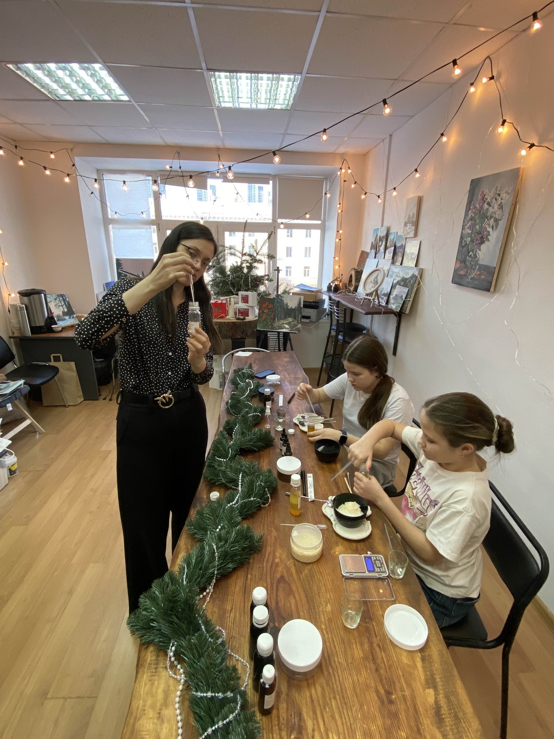 Была на мастер-классе по изготовлению скрабов с дочками 11 и 14 лет. Нам всем очень понравилось. Такой девочковый релакс))