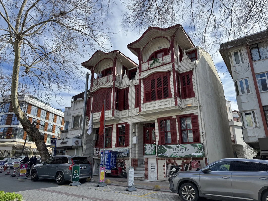 Очень приятный приморский район вдалеке от туристических толп, довольно компактный. Рекомендую, особенно в хорошую погоду. И