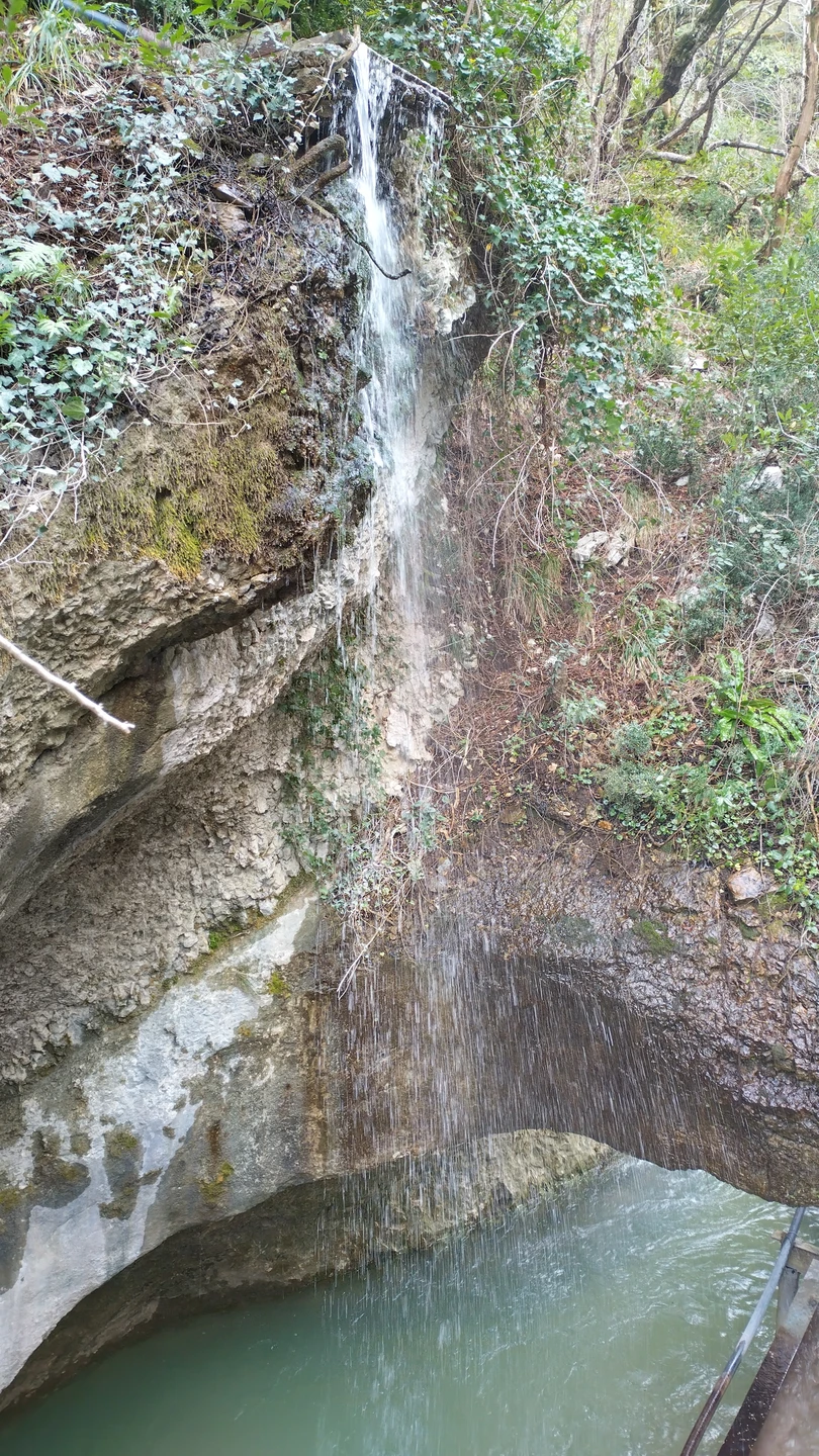 Сегодня ездили на экскурсию на Черниговские водопады с гидом Астамуром. Водопады шикарные, рады Очень, что посетили