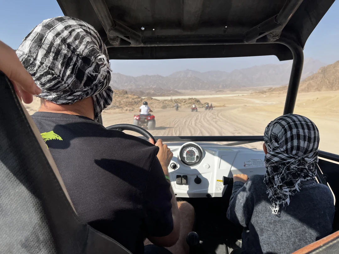 В целом все понравилось, забрали от отеля, привезли на место, арафатки, очки можно купить на месте