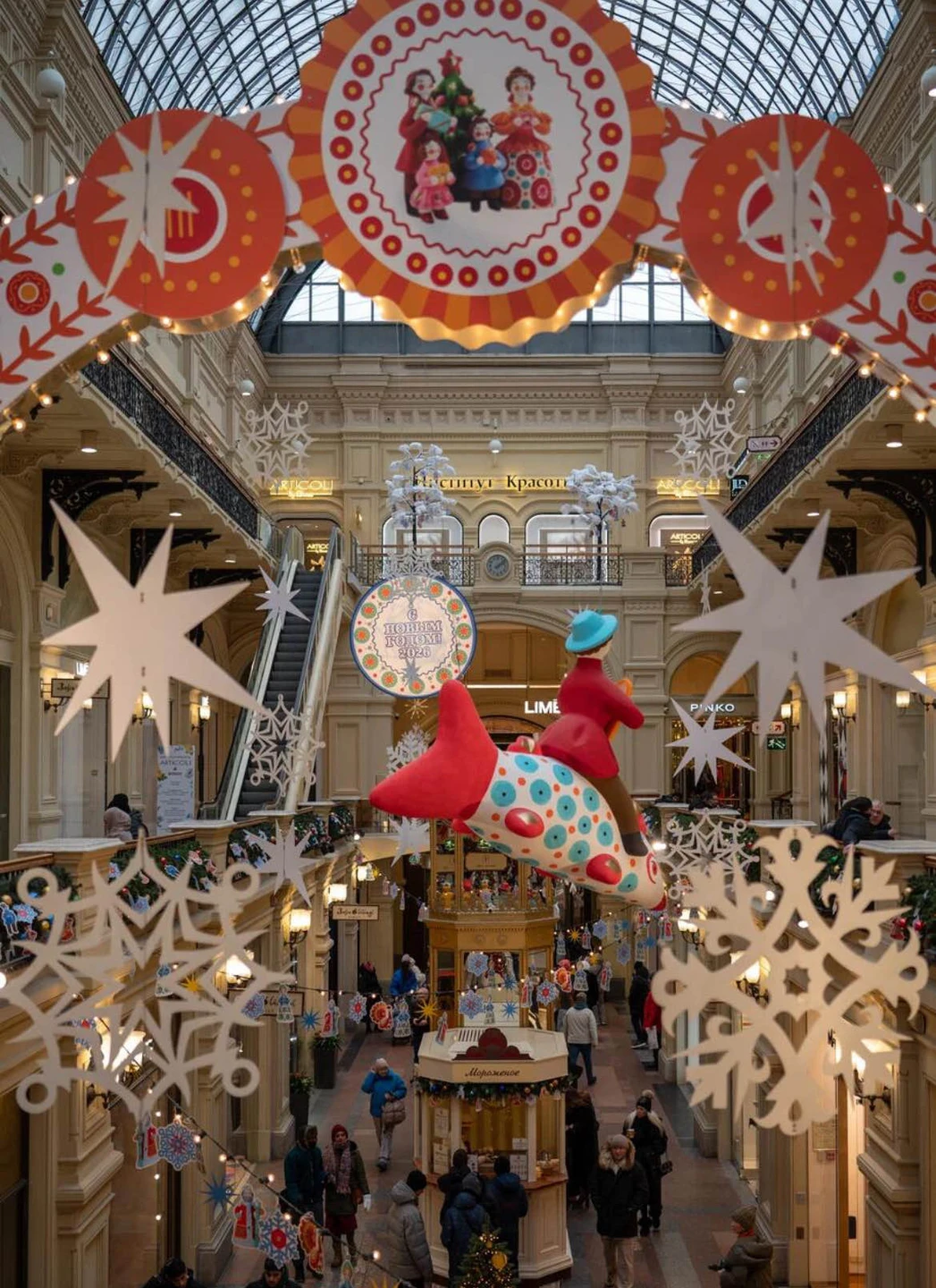 Мы не просто гуляли, а смотрели на знакомые места по-новому, открывая самые эффектные украшения. Гид была