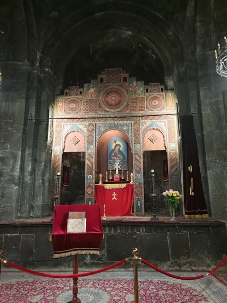 экскурсовод Ясмин вела экскурсию очень интересно на двух языках. Она прекрасно знает материал и подаёт его